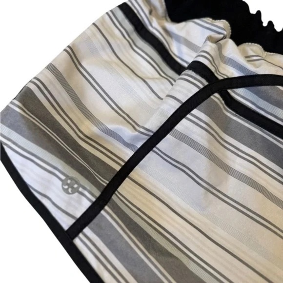 Lululemon Tracker Short *2-way Stretch Mini Groovy Stripe Dune Horizontal Black - Picture 4 of 9